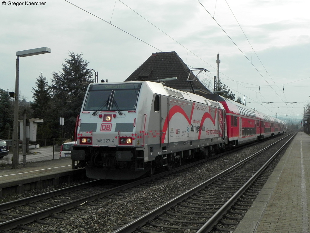 12.03.2011: Die 146 227-4 erreicht mit dem RE 19541 (Karlsruhe-Stuttgart) den Halt in Eutingen (Baden). Eutingen (Baden) ist ein Stadtteil von Pforzheim, nicht verwechseln mit Eutingen im Gu an der Gubahn.