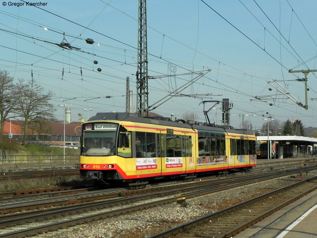 12.03.2011: Wagen 890 als S5 von Bietigheim-Bissingen nach Bad Wildbad verlsst den Bahnhof Mhlacker und strebt seinem nchsten Halt Enzberg entgegen.