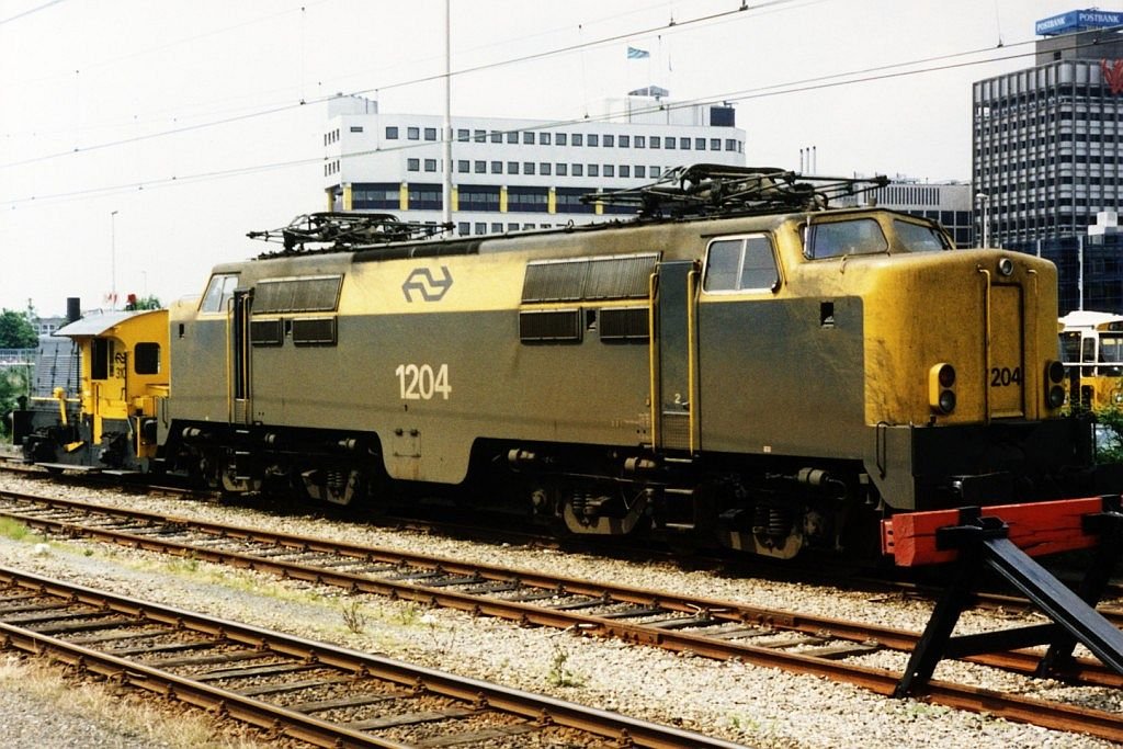 1204 auf Bahnhof Leeuwarden am 15-6-1995. Bild und scan: Date Jan de Vries.
