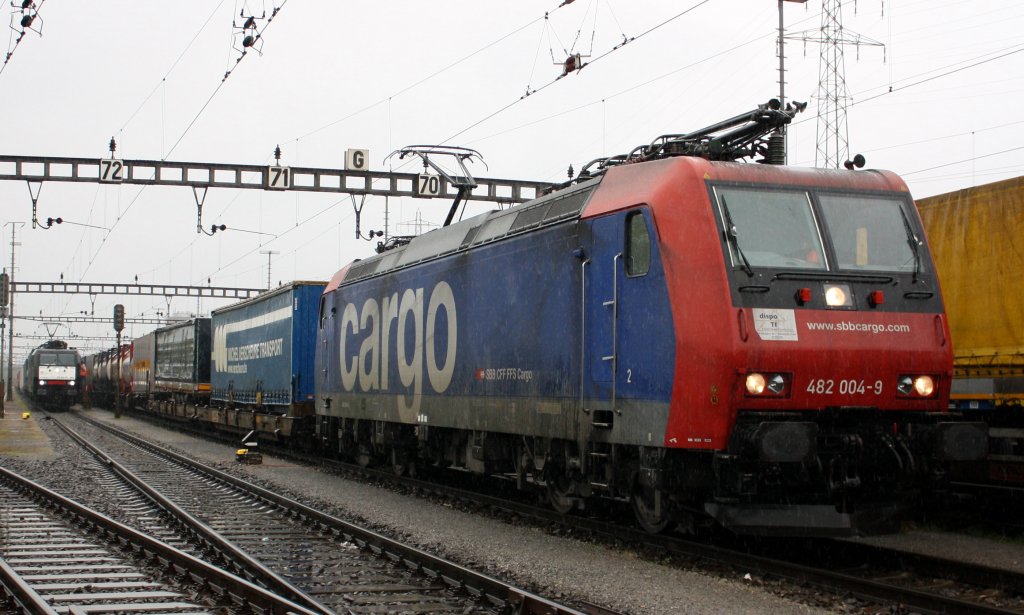 12.04.2011, Re 482 wartet bei starkem Regen auf die Abfahrt Richtung Mannheim.