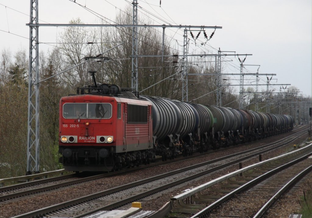 12.04.2012 Zepernick. 155 202-5 mit Kesselzug Richtung Angermnde