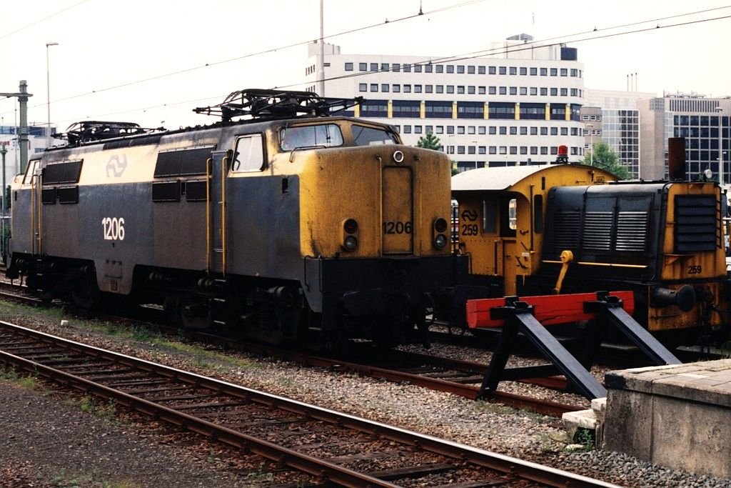 1206 und  Sik  259 auf Bahnhof Leeuwarden am 27-6-1994. Bild und scan: Date Jan de Vries.