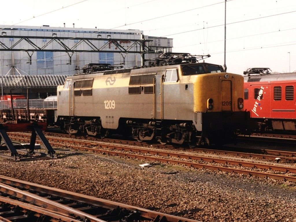 1209 auf Bahnhof Leeuwarden am 17-3-1995. Bild und scan: Date Jan de Vries.