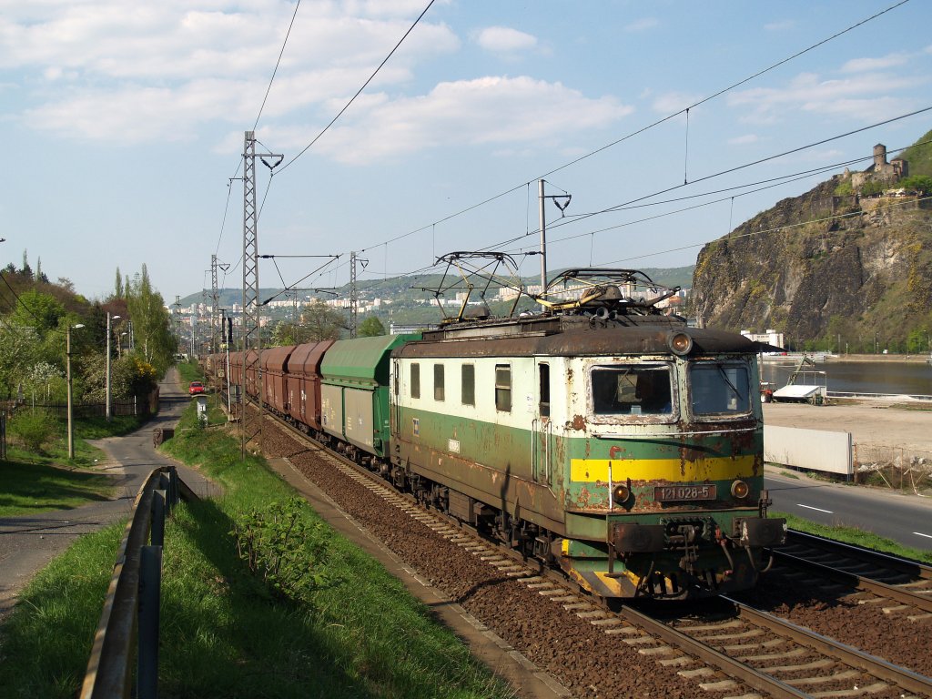 121 028 am 21.04.2011 unterwegs bei Vanov