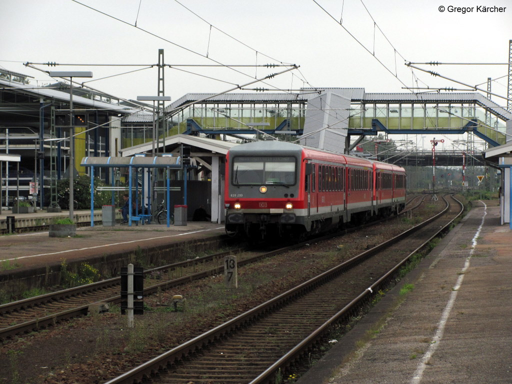 12.10.2010: 628 293 und unbekannter 628 unterwegs als RB 18522 (Karlsruhe-Neustadt (W)). Hier halten Sie in Wrth (Rhein).