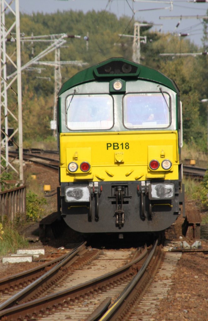 12.10.2012 Bernau bei Berlin. PB 18 (92 80 1266 022-3 D-ITL) rollt langsam durch den Bf Richtung Berlin-Karow, Abstand RE 69635.