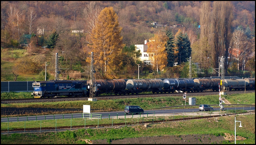 12.11.2011. Auf der linken Elbestrecke ist eine  Brille  der Baureihe 753 von Unipetrol Doprava mit Kesselzug unterwegs in Richtung Lovosice. 


