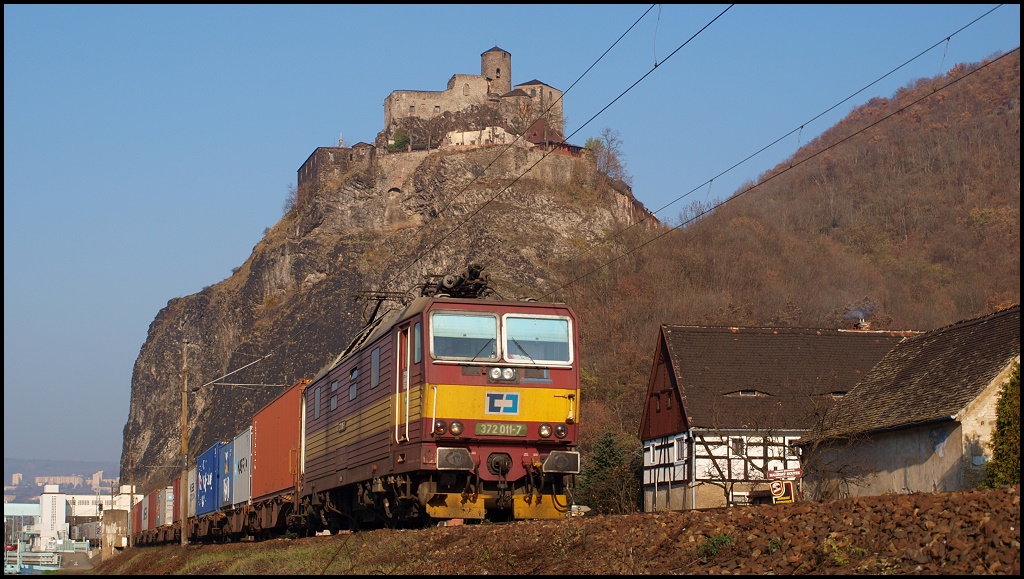 12.11.2011. Burgruinie Strekov, dt. Schreckenstein, und Containerfracht mit 372 011 auf der rechten Elbestrecke in Richtung Litomerice.