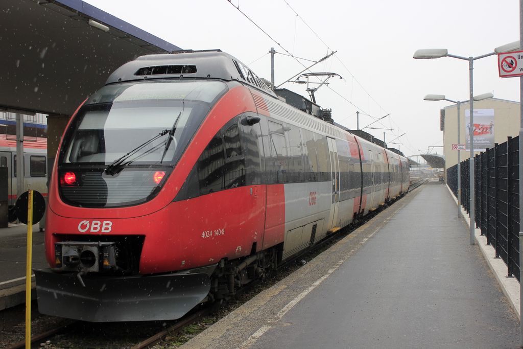 12.1.13.  BB 4024-140 wartet als S50 der Wiener S-Bahn in Wien West auf die Abfahrt vom nrdlichsten Bahnsteig (Bst 11). Ziel der Fahrt: der Wienerwaldbahnhof Tullnerbach-Pressbaum.
