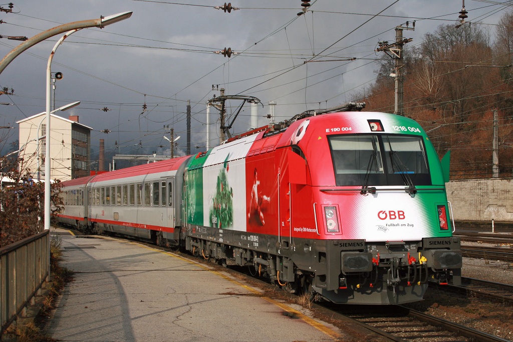 1216 004 (Italien) steht am 2.12.2007 mit IC533 (Wien Sd - Villach) am Bahnsteig 1 in Bruck an der Mur.