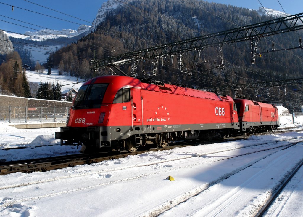 1216 005 + 1016 029 bei einer Rangierfahrt am 13.02.2010 am Brenner.
