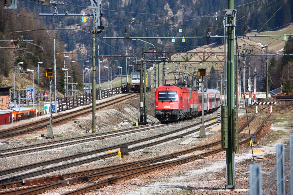 1216 005 erreicht Brenner Bhf. Das Gleis links von der 1216 mit der Dispolok ist brigens horizontal - die 1216 fhrt noch in der Steigung von 25%o. Die Maschine ist verkabelt fr irgendwelche Versuche - 17/04/2013