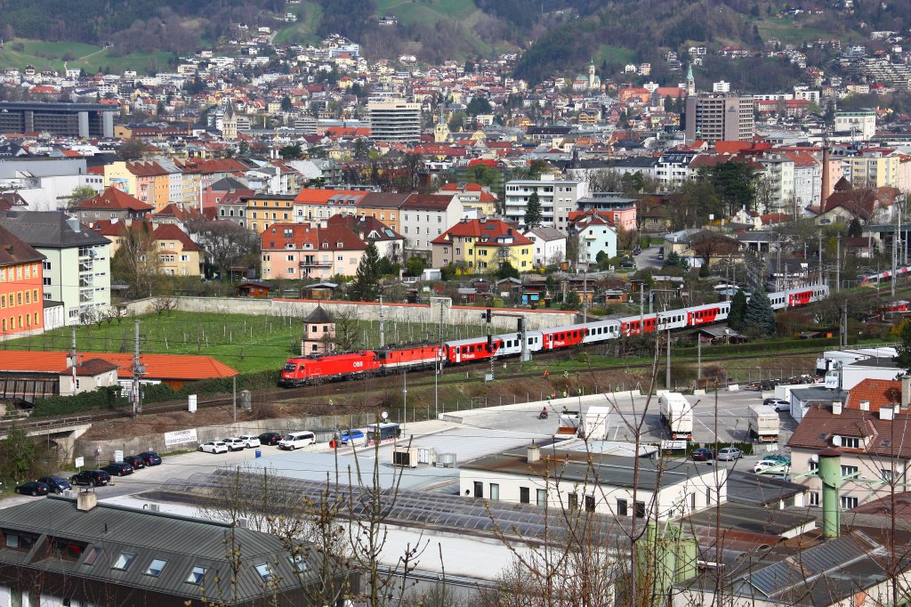 1216 005 fhrt einen Regionalzug aus Innsbruck Hbf hinaus auf die Brennerbahn. Die Maschine ist verkabelt fr irgendwelche Versuche - 17/04/2013