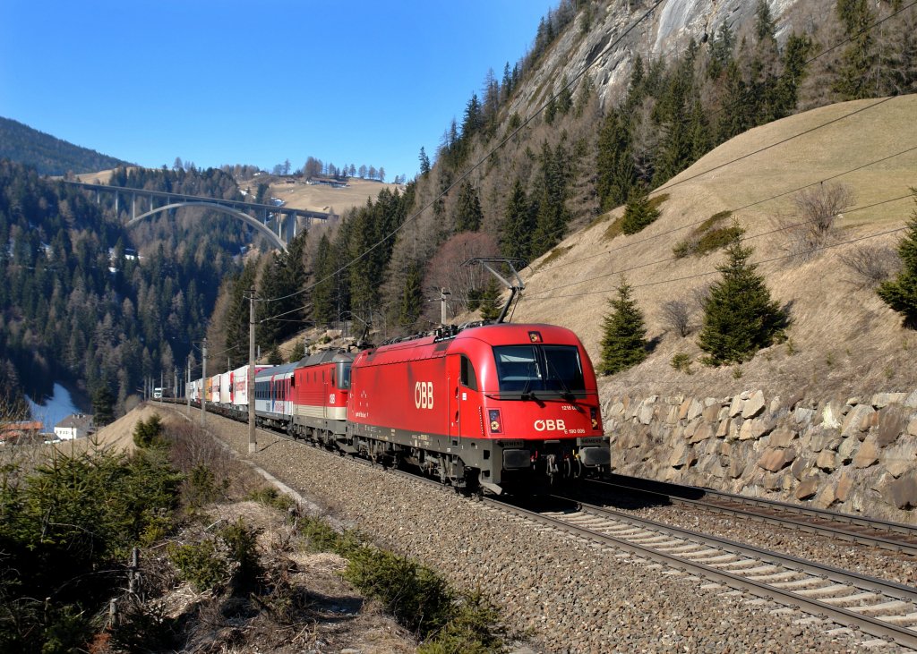 1216 006 + 1144 xxx mit einer Rola am 08.03.2011 unterwegs bei St. Jodok am Brenner.