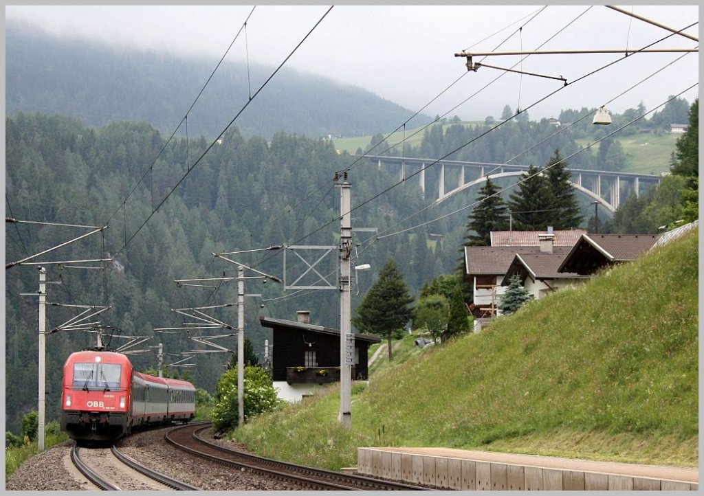 1216 007 fhrt mit dem  Tirol-Korridor  REX 1875 durch das bedeckte Wipptal Richtung Lienz. St. Jodok, 10.06.11