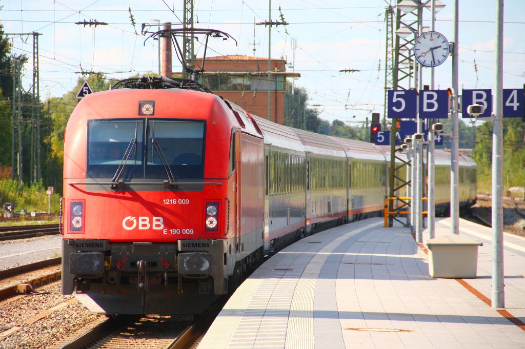 1216 009 fhrt mit einem Italien-EC in Rosenheim ein - 20/09/2012