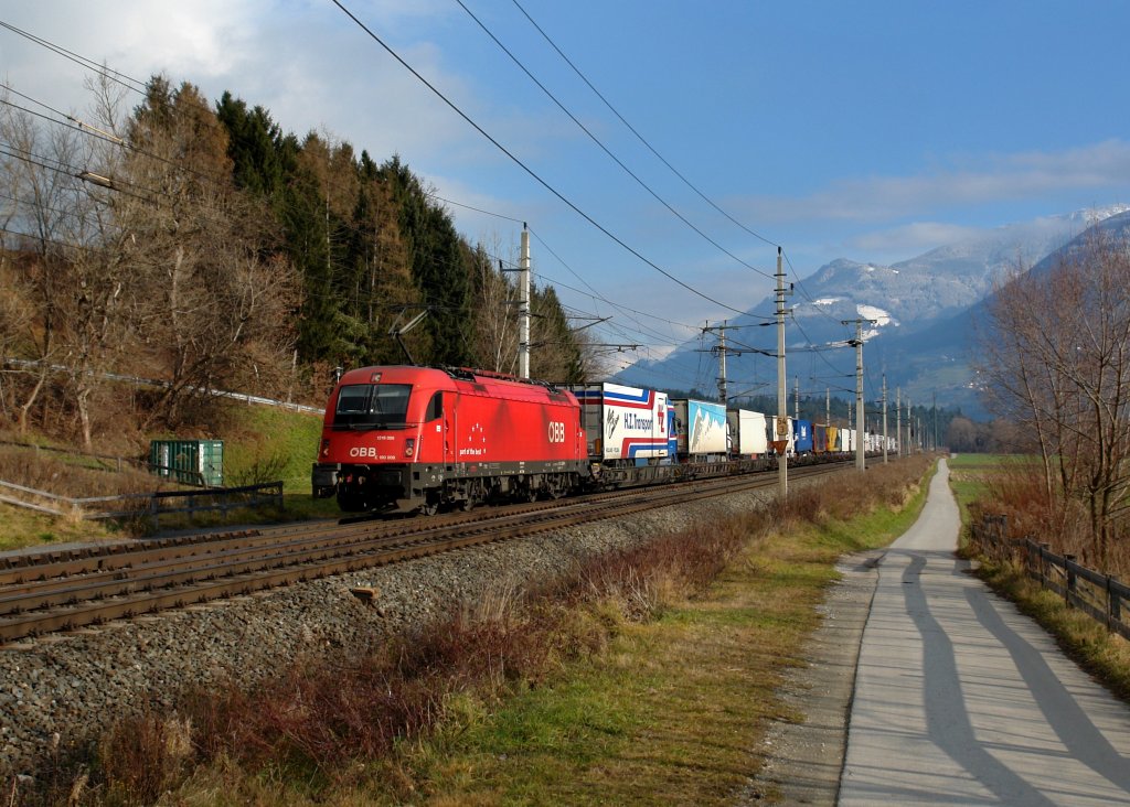 1216 009 mit einer Rola am 01.12.2012 unterwegs bei Terfens.