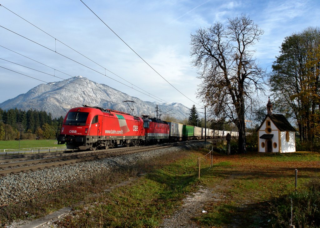 1216 011 + 1144 120 mit den stark versp�teten Hangartner-KLV am 30.10.2012 unterwegs bei Brixlegg.