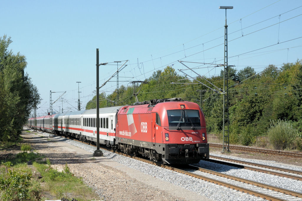1216 011 am 03.09.11 mit EC89 Mnchen-Verona bei Haar