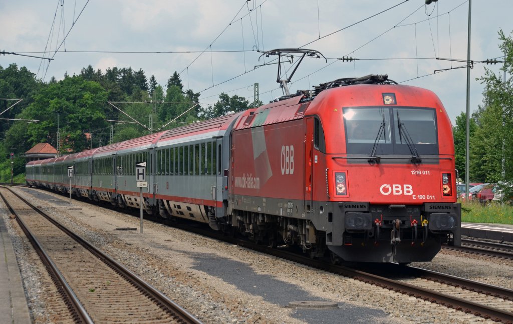 1216 011 befrderte am 06.07.12 einen EC von Mnchen nach Verona, fotografiert bei der Durchfahrt in Aling.