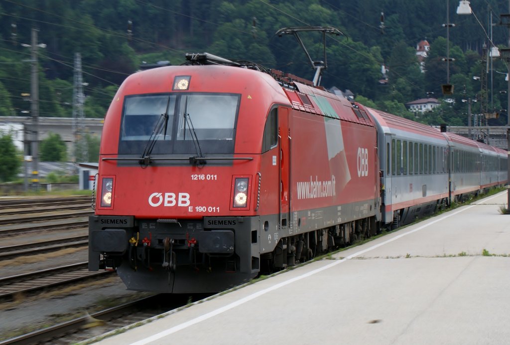 1216 011 mit EC nach Verona Porta Nuova bei der Einfahrt in Kufstein am 06.06.2012