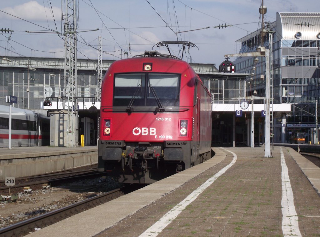 1216 012 bzw. E 190 012 von �BB Italia verl�sst am 10. August 2011 mit einem EuroCity nach Innsbruck Hbf den M�nchener Hbf.