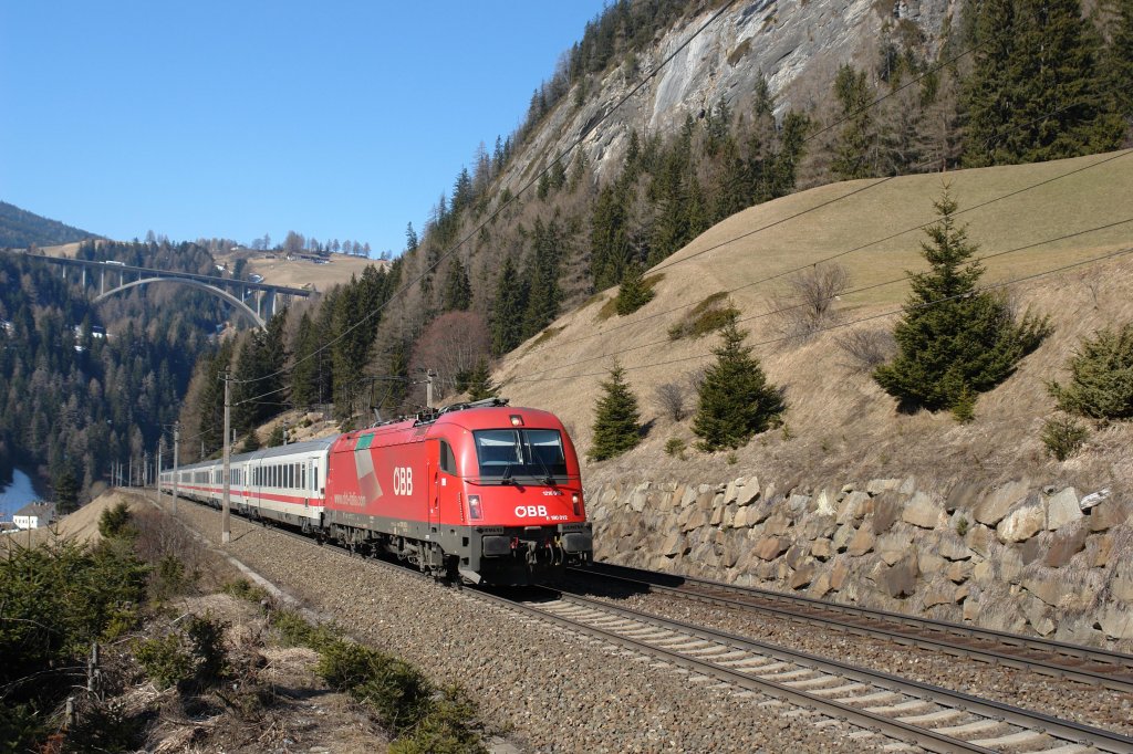 1216 012 mit EC 85 nach Bologna am 08.03.2011 unterwegs bei St. Jodok am Brenner.