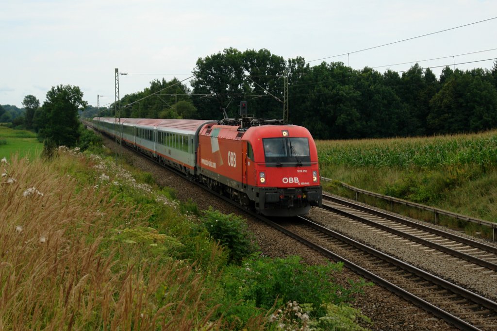 1216 012 mit EC 89 von Mnchen Hbf nach Verona am 04.08.2012 unterwegs bei Hilperting.