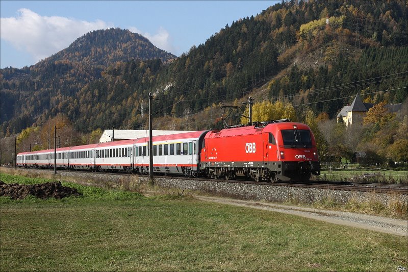 1216 013 fhrt mit IC 538 von Villach nach Wien.
Sauerbrunn 30.10.2009