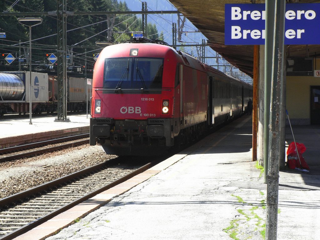 1216 013 mit einen EC in Bahnhof Brenner 