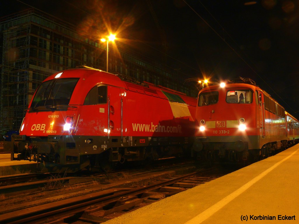 1216 013 mit ihrer Italienwerbung steht neben 110 333-2 im Holzkirchner Bahnhof des Mnchner Hbf's, 19.03.2010