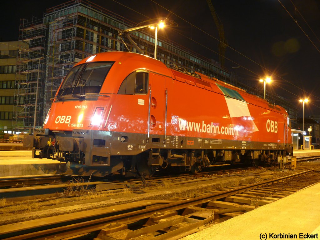 1216 013 mit der Italienwerbung im Starnberger Bahnhof des Mnchner Hbf's, 19.03.2010