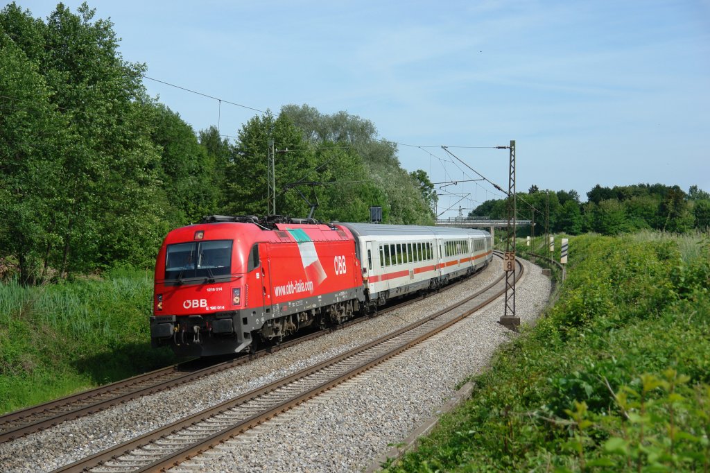 1216 014 mit EC 85 am 29.05.2011 unterwegs bei Gutmart.