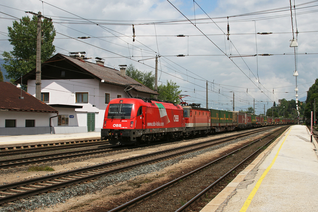 1216 014, normalerweise mit Brenner ECs unterwegs, hatte am 22.05.2010 die Aufgabe, einen KLV Zug zusammen mit 1144 070 zum Brenner zu ziehen. Aufgenommen in Brixlegg.
