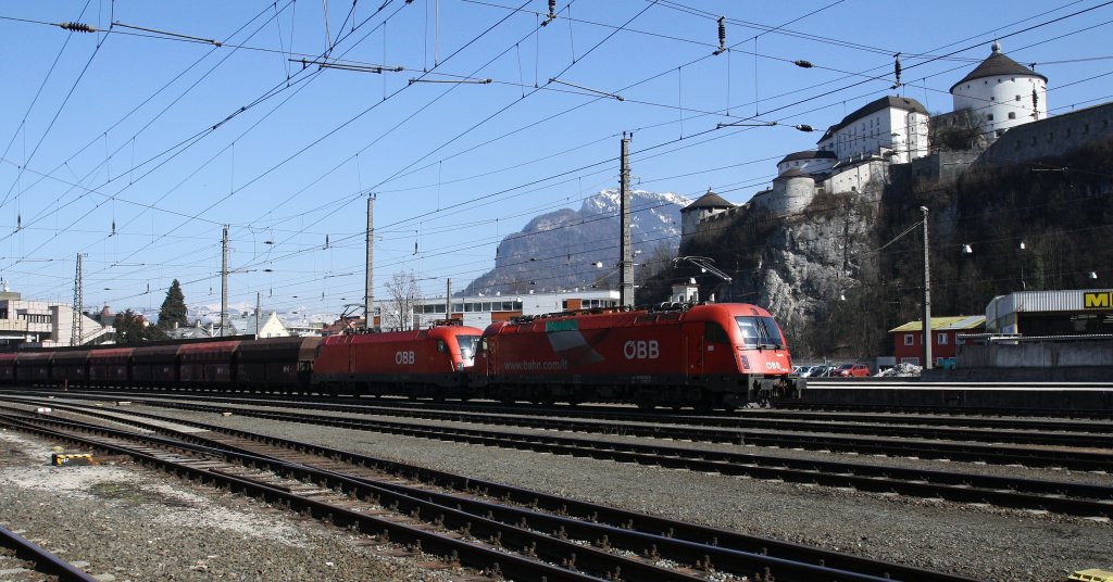 1216 015-8 und 1116 261-7 stehen am 14.3.2012 mit einem Schotterzug in Kufstein und warten auf die Ausfahrt Richtung Wrgl. 1216 015-8 ist normalerweise im EC-Einsatz zwischen Mnchen und Italien. 