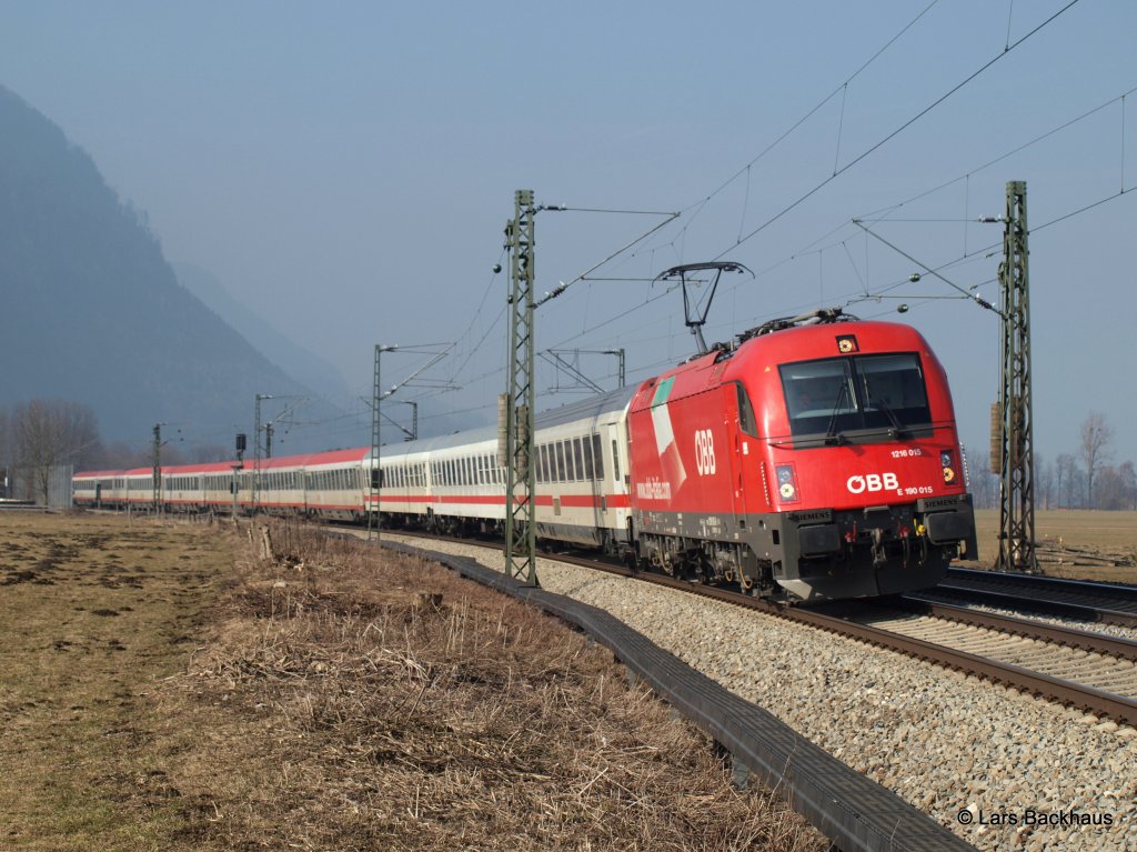 1216 015 bringt am 5.03.11 den EC 89 von Mnchen Hbf nach Milano Porta Garibaldi und legt sich bei Niederaudorf in eine Linkskurve.