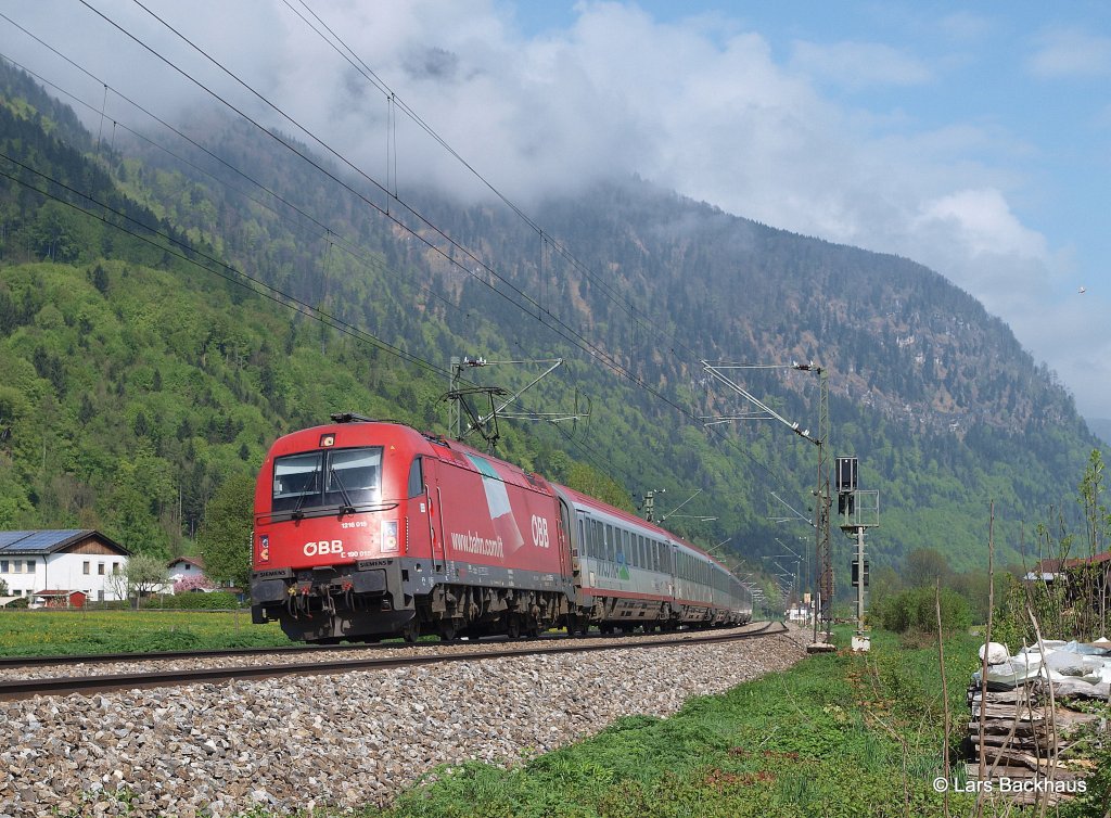 1216 015 hat am 03.05.13 einen EC aus Mnchen am Haken und bringt diesen ber den Brenner nach Italien. Aufgenommen bei Niederaudorf.