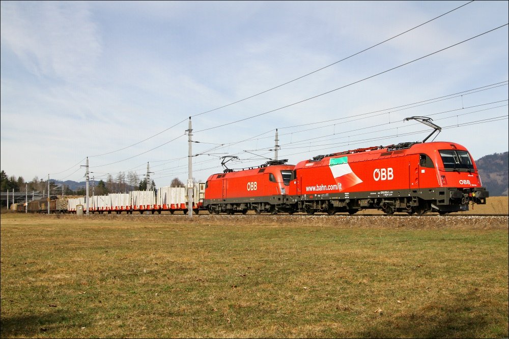 1216 015  Italia  und 1116 194 fahren mit dem Gterzug 54754 von Villach nach Graz.Auch dieses Bild habe ich meiner Frau zu verdanken. :O)
Zeltweg 29.03.2010