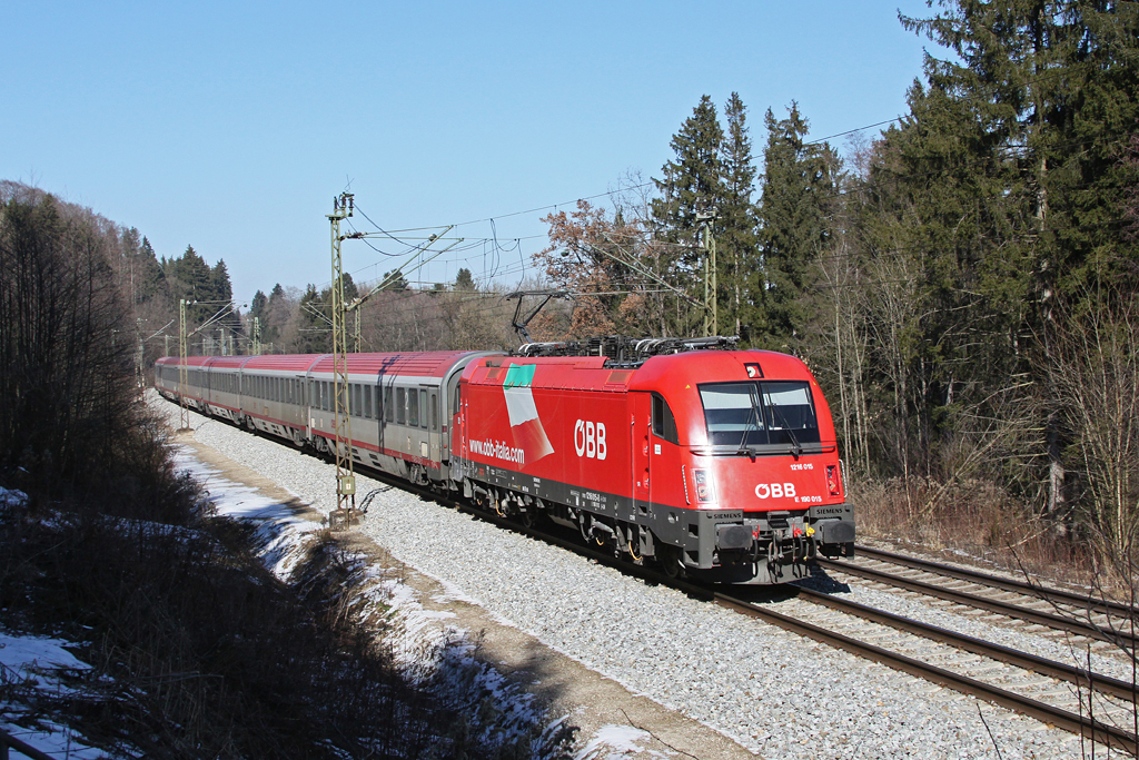 1216 015 mit EC 87 am 26.02.2011 bei Aling.