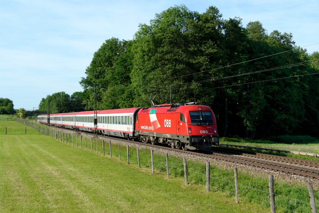 1216 015 mit enem EC am 29.05.2011 unterwegs am B Vogl.