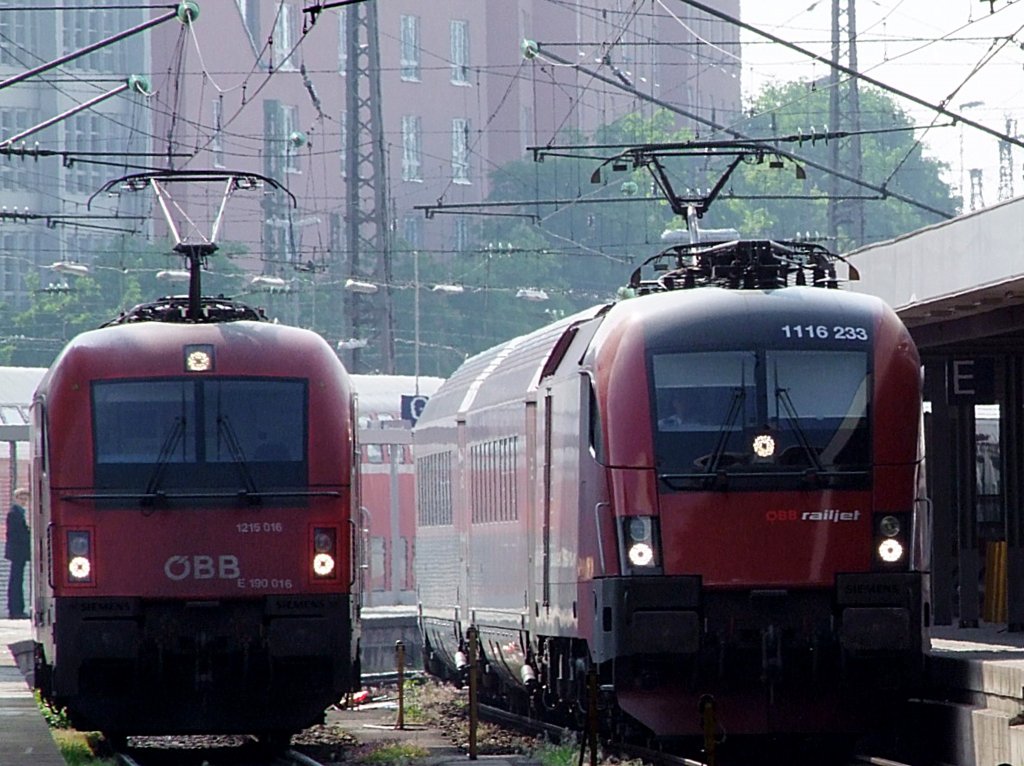 1216 016 und 1116 233(RJ261) treffen einander in M�nchen-Hbf;110513