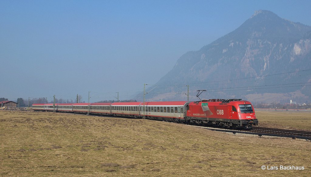 1216 016-6 bringt am 5.03.11 den EC 87 nach Venecia Santa Luzia Richtung Innsbruck. Aufgenommen beim Kloster Reisach.