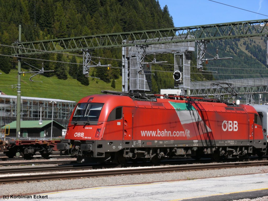 1216 016 bzw. E 190 016 mit dem EC 85 von Mnchen Hbf nach Bologna Centrale bei der Einfahrt in den Grenzbahnhof Brenner, 02.09.2010
