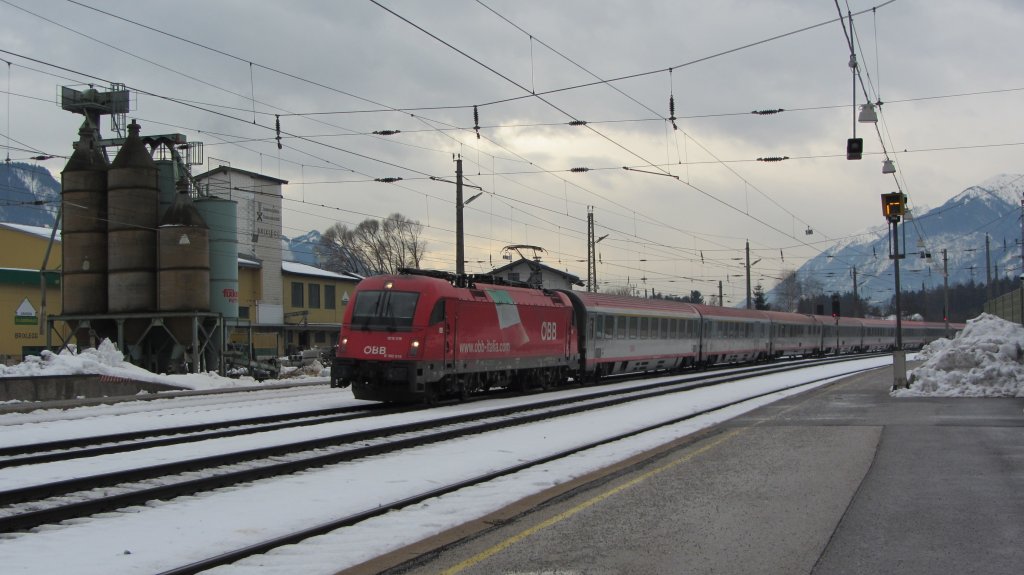 1216 016 mit EC 80  DB-BB EuroCity  (Verona Porta Nuova-Mnchen Hbf) in Brixlegg.(19.1.2012)