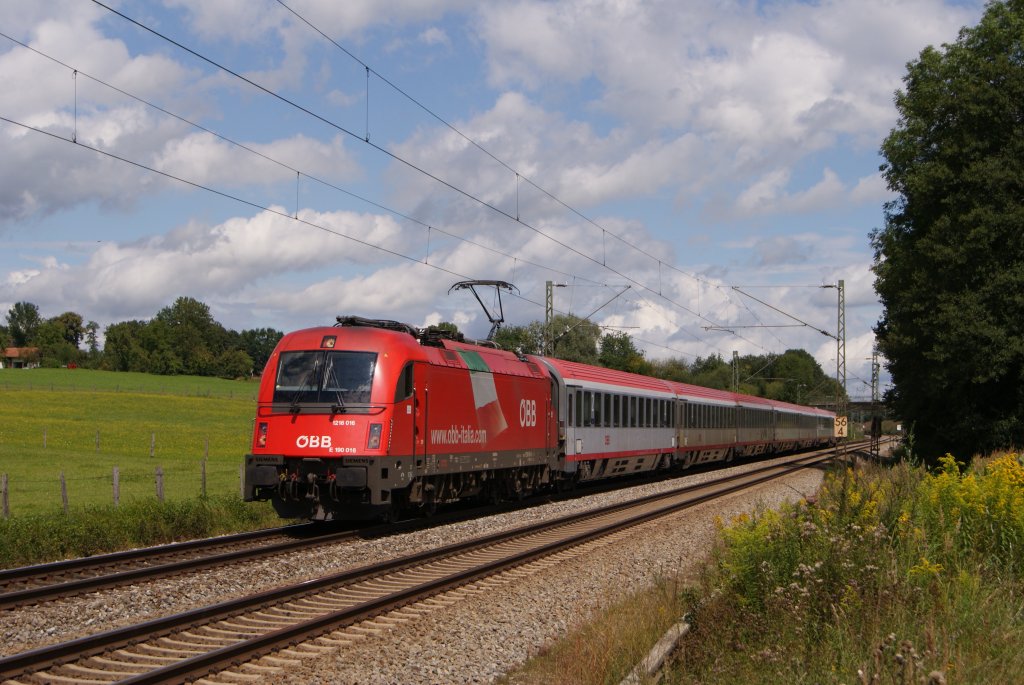 1216 016 mit einem EuroCity in Grokarolinfeld am 13.08.2011