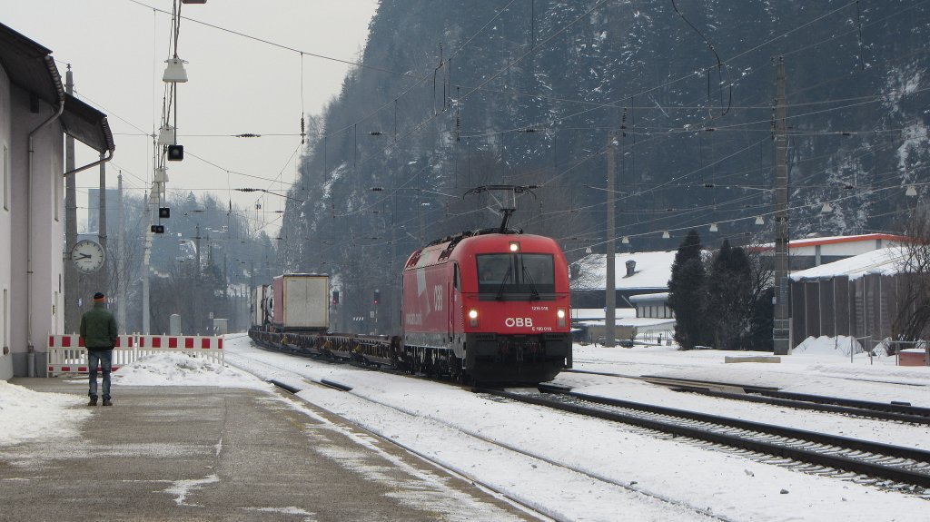 1216 016 mit einer Rola in Brixlegg Richtung Innsbruck am 13.2.2012.