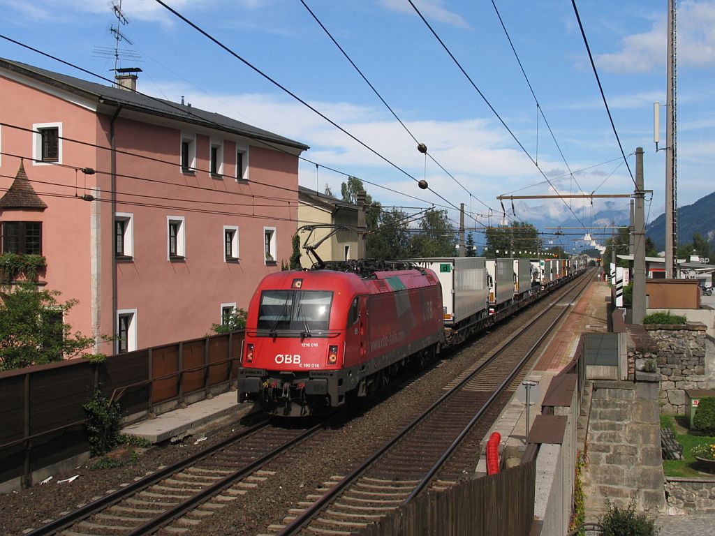 1216 016 mit die Rollende Landesstra�e in die Richtung Jenbach bei Rattenberg am 14-8-2010.