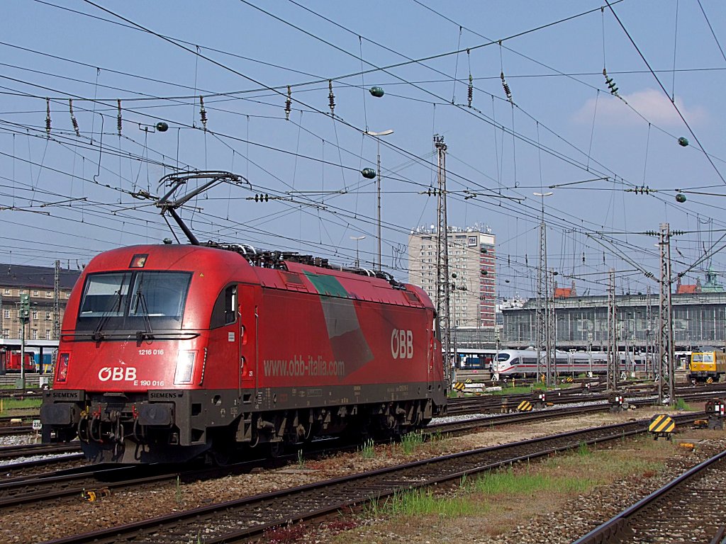 1216 016(E190 016) wird am Mnchener Hauptbahnhof fr den nchsten Einsatz bereitgestellt;110513