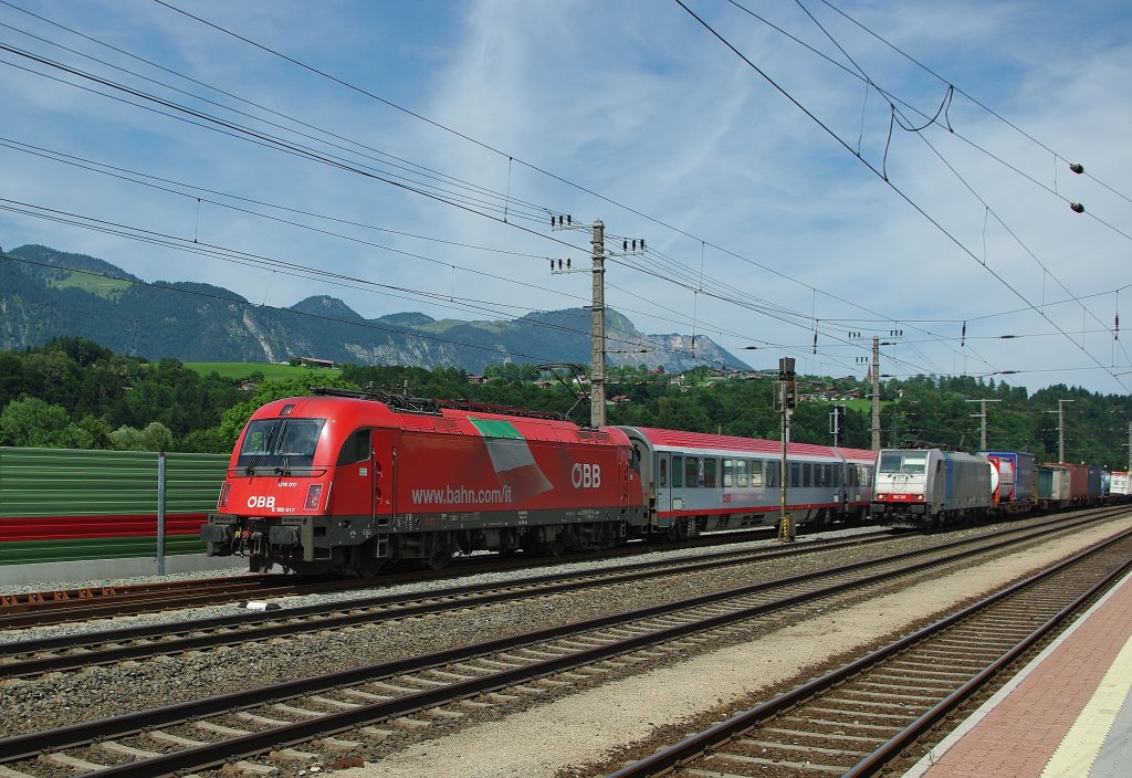 1216 017 (E190 017) zieht mit ihrem IC an der wartenden 186 105 in Richtung Sden vorbei. Aufgenommen am 13.07.2010 in Kundl