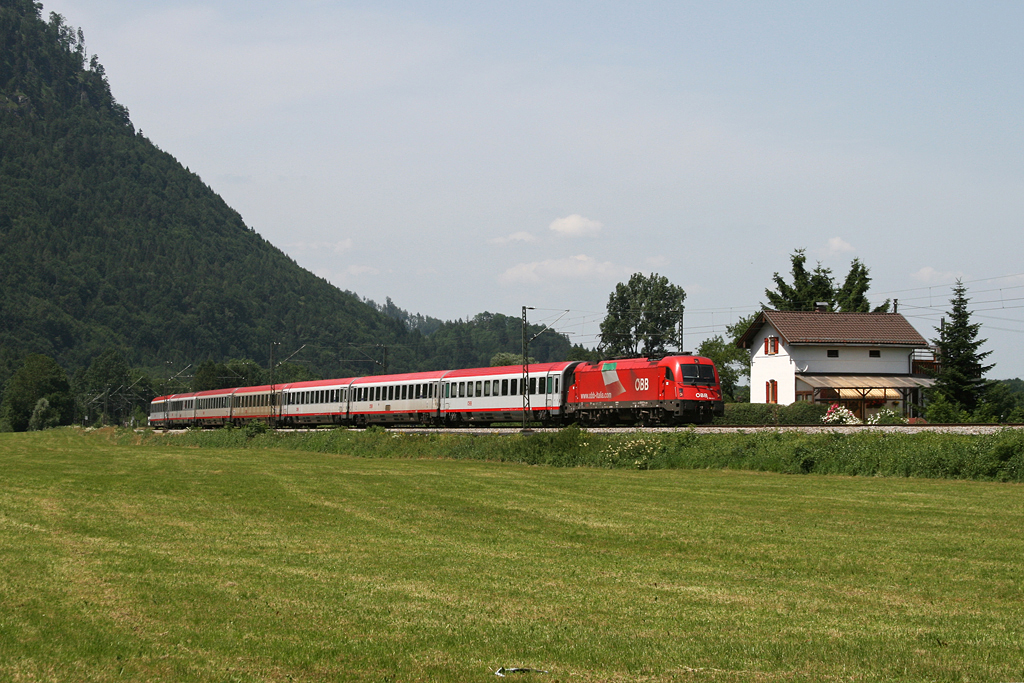 1216 017 mit einem EC am 11.07.2010 bei Niederaudorf.